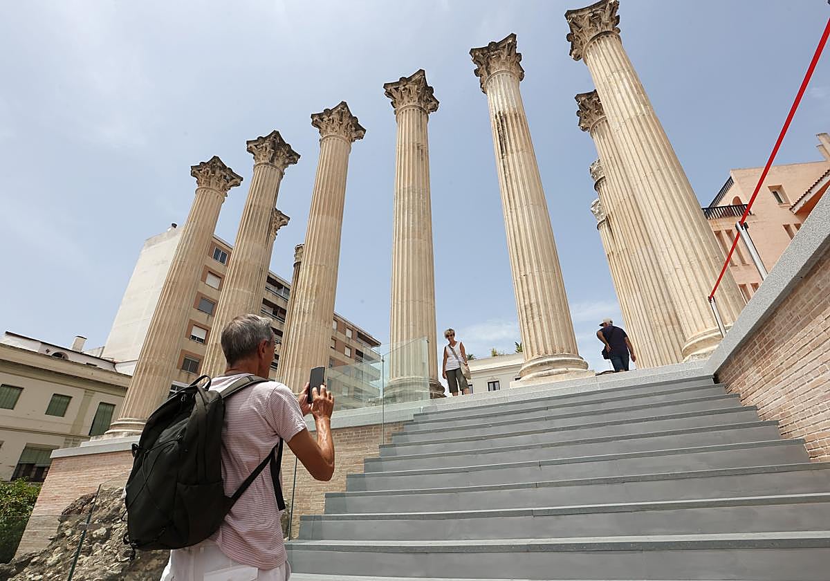 Turistas visitando el Templo Romano