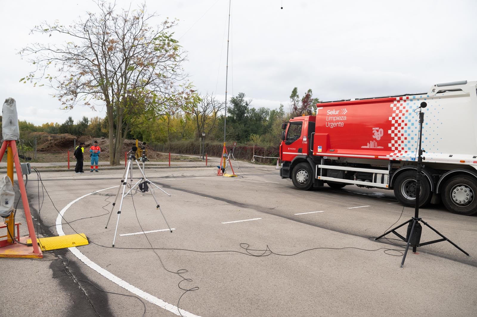 Un vehículo mide su ruido en las instalaciones del Centro Municipal de Acústica