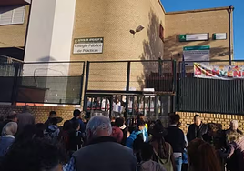 La comunidad educativa del CEIP Prácticas de Huelva se concentra tras la agresión a una docente del centro