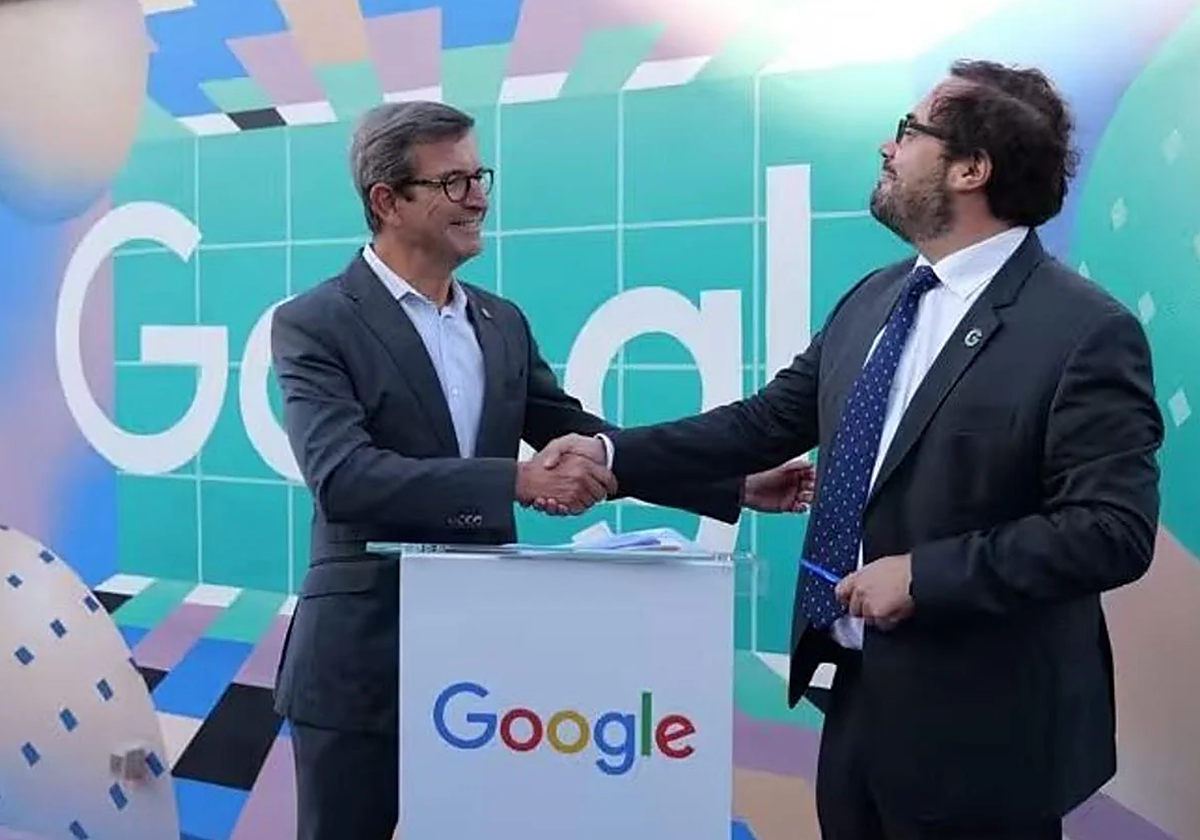 El consejero de Industria, Jorge Paradela, y el director de Políticas Públicas y Relaciones Institucionales de Google Iberia, Miguel Escassi, han firmado un protocolo general de actuación entre la Agencia Digital de Andalucía y Google