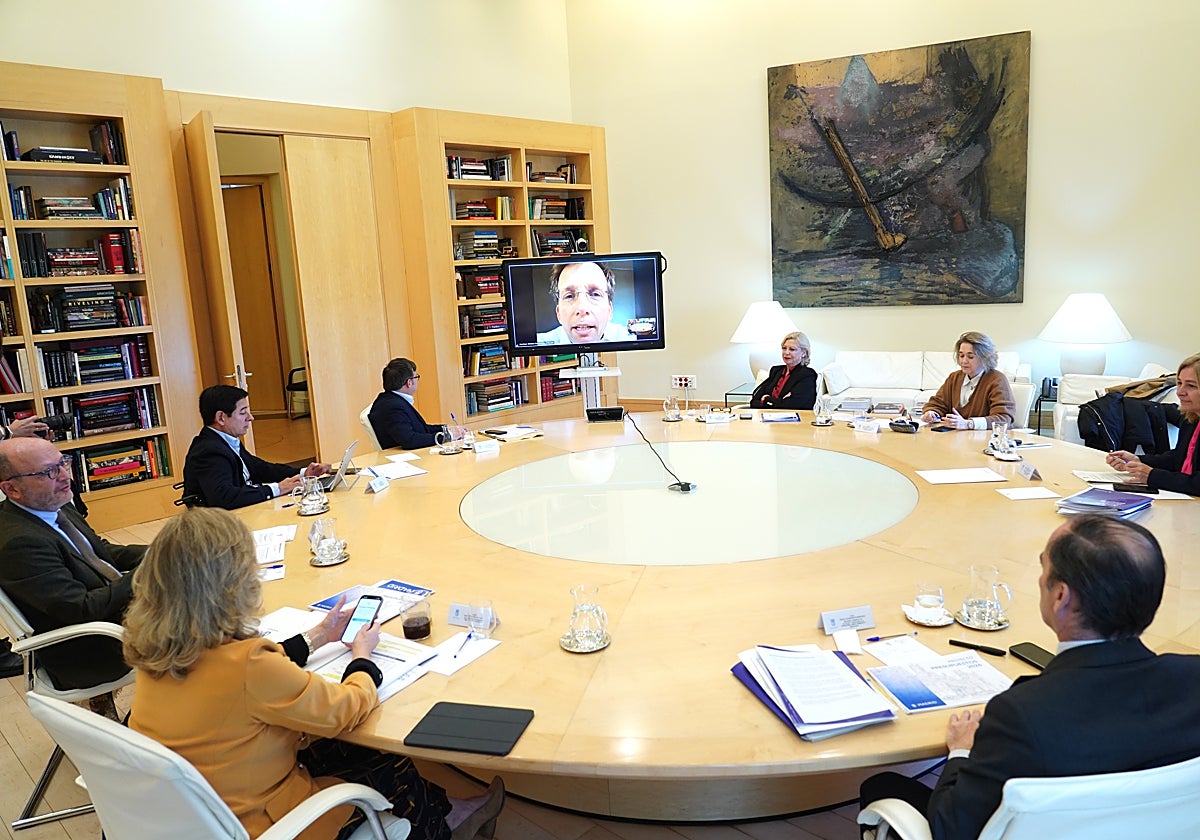 José Luis Martínez-Almeida preside la Junta de Gobierno desde Buenos Aires.