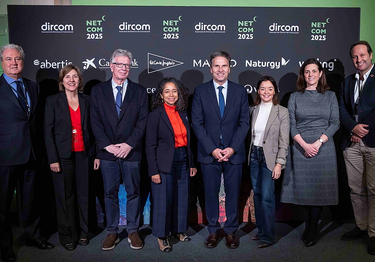 De izquierda a derecha, Jordi Garcia Tabernero (presidente de honor de Dircom Cataluña), Esther Roure (vocal), Ramon Aymerich (periodista), Julissa Reynoso (diplomática y ex embajadora de EEUU en España y Andorra), Jordi Romañach (president de Dircom Cataluña), Igone Bartumeu (vocal), Paula Zapata (vocal) y Lluís López (vocal)