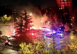 Terror en las calles de Vallecas: una turba de más de 200 Bukaneros se enfrenta con palos y bengalas a los ultras polacos del Lech Poznan