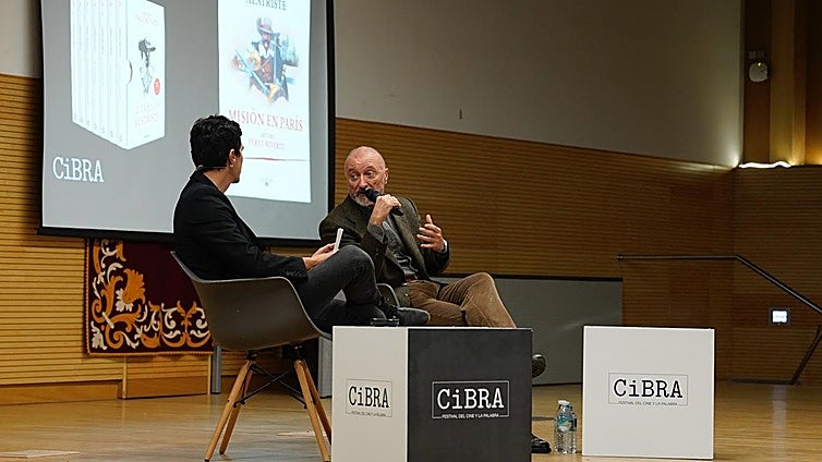 Pérez-Reverte aconseja nutrirse de historias para afrontar «la realidad del mundo hostil y peligroso»