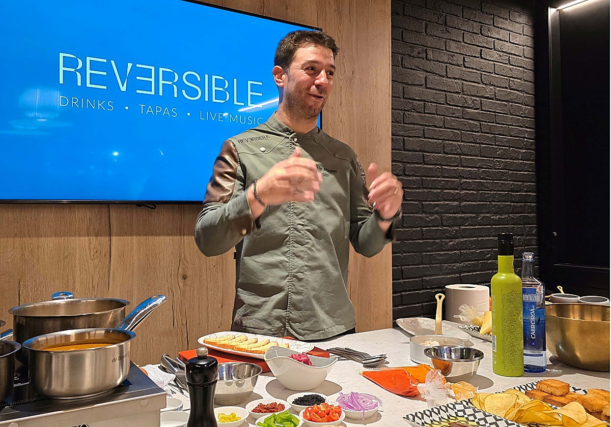 Víctor Alfageme explica los platos en la parte donde los cocina y emplata ante un máximo de diez comensales en La Mesa del Chef
