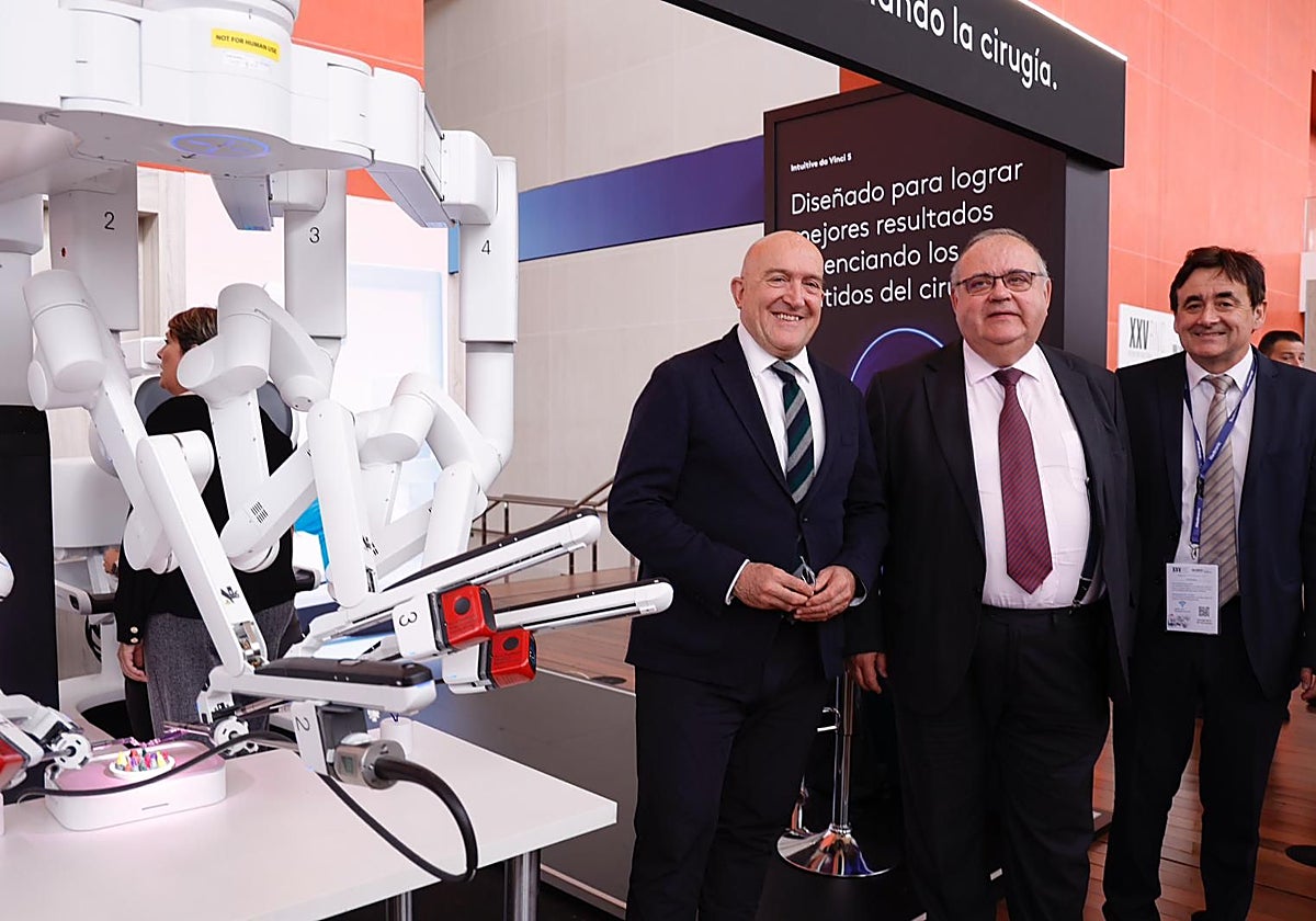 El alcalde de Valladolid, Jesús Julio Carnero, junto al consejero de Sanidad, Alejandro Vázquez, en la inauguración de la XXV Reunión Nacional de Cirugía