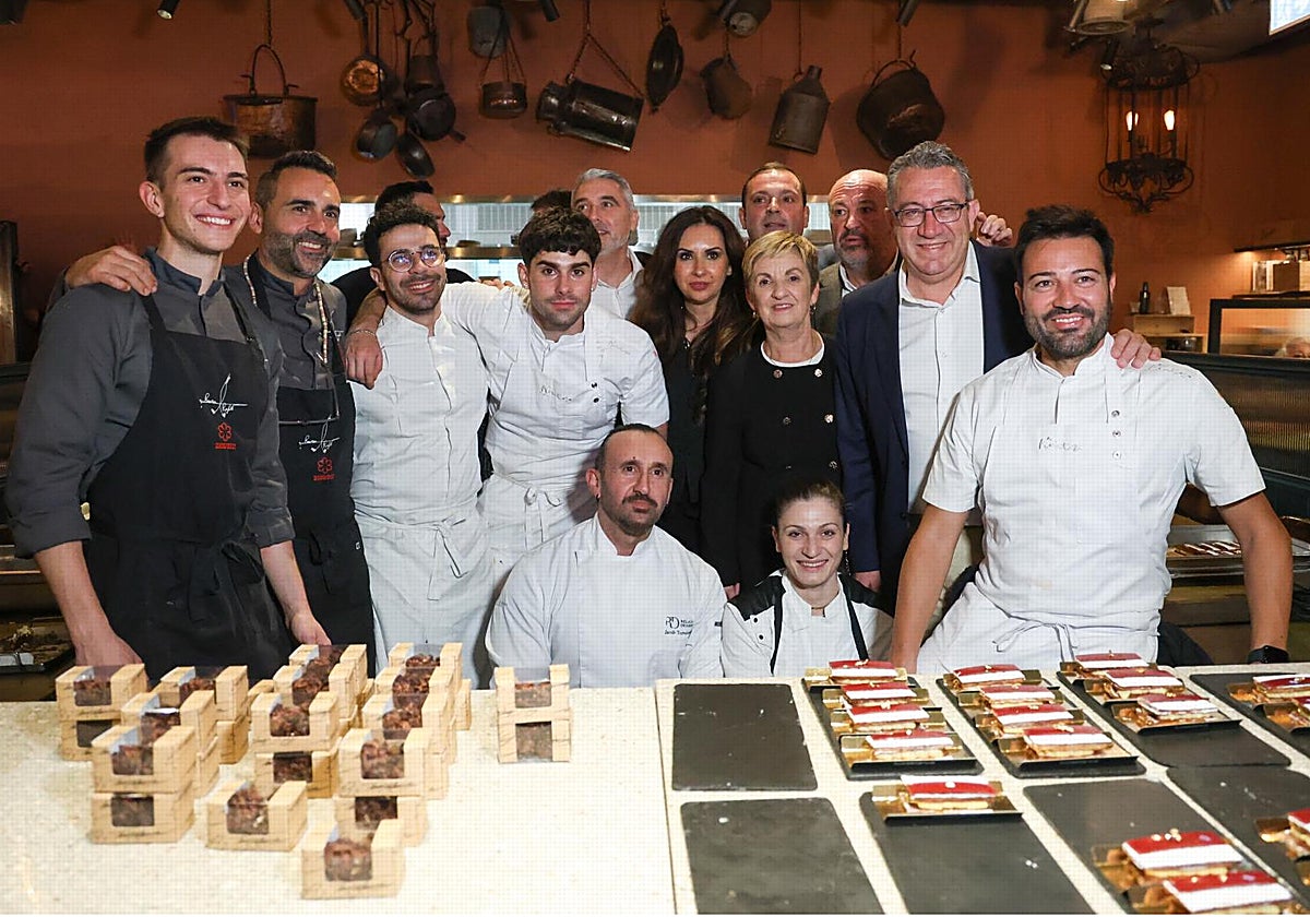 Cocineros alicantinos junto a la concejal de Turismo de Alicante, Ana Poquet, y el presidente de la Diputación, Toni Pérez
