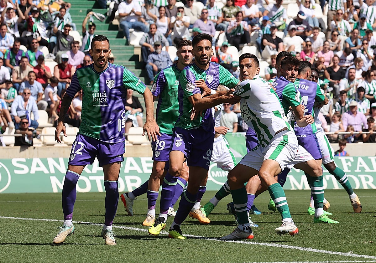 Juande Rivas (5) y Roberto Fernández (19) en el centro de la imagen en su último reencuentro con Córdoba