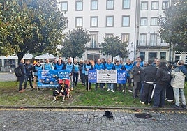 Policías nacionales se manifiestan en Santiago por la equiparación salarial y la falta de personal