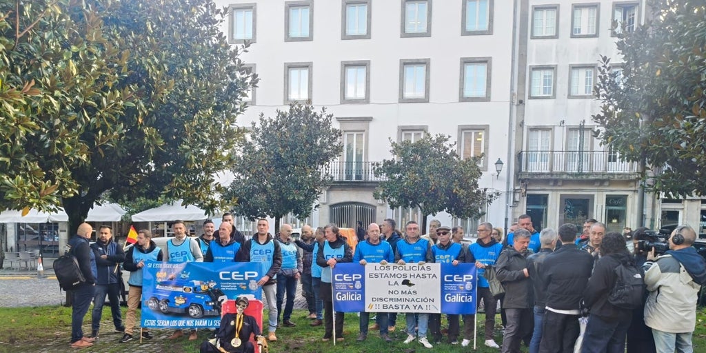 Policías nacionales se manifiestan en Santiago por la equiparación salarial y la falta de personal