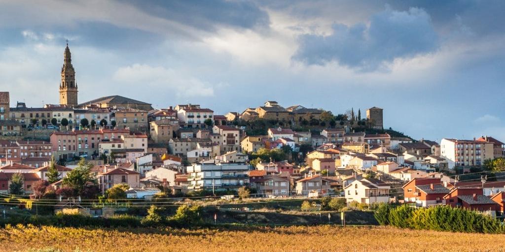 El pueblo medieval de La Rioja considerado uno de los más bonitos de España: una joya amurallada con el mejor museo del vino, según la Unesco