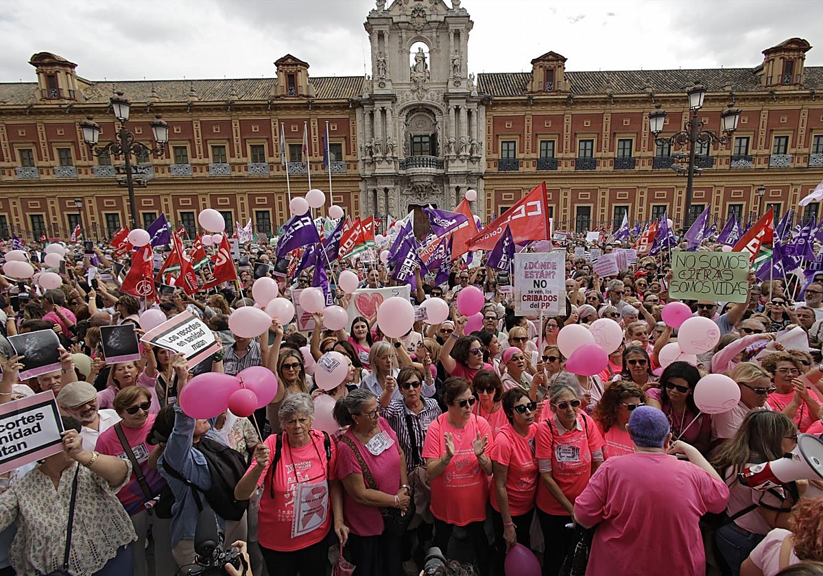 Concentración en San Telmo por los fallos en el cribado del cáncer de mama el pasado 26 de octubre en Sevilla
