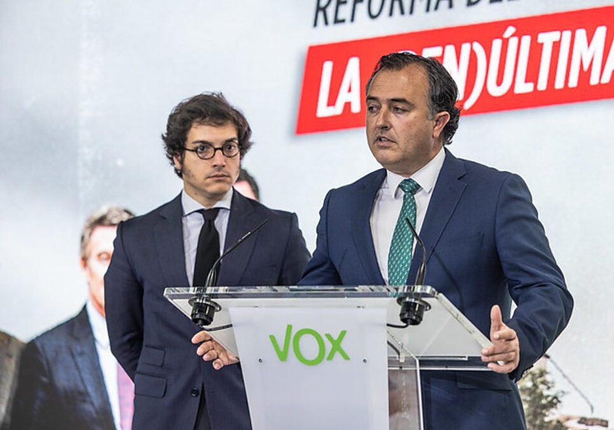 El presidente de Vox en las Cortes de Castilla-La Mancha, David Moreno, junto al portavoz adjunto del grupo en el Congreso, José María Figaredo