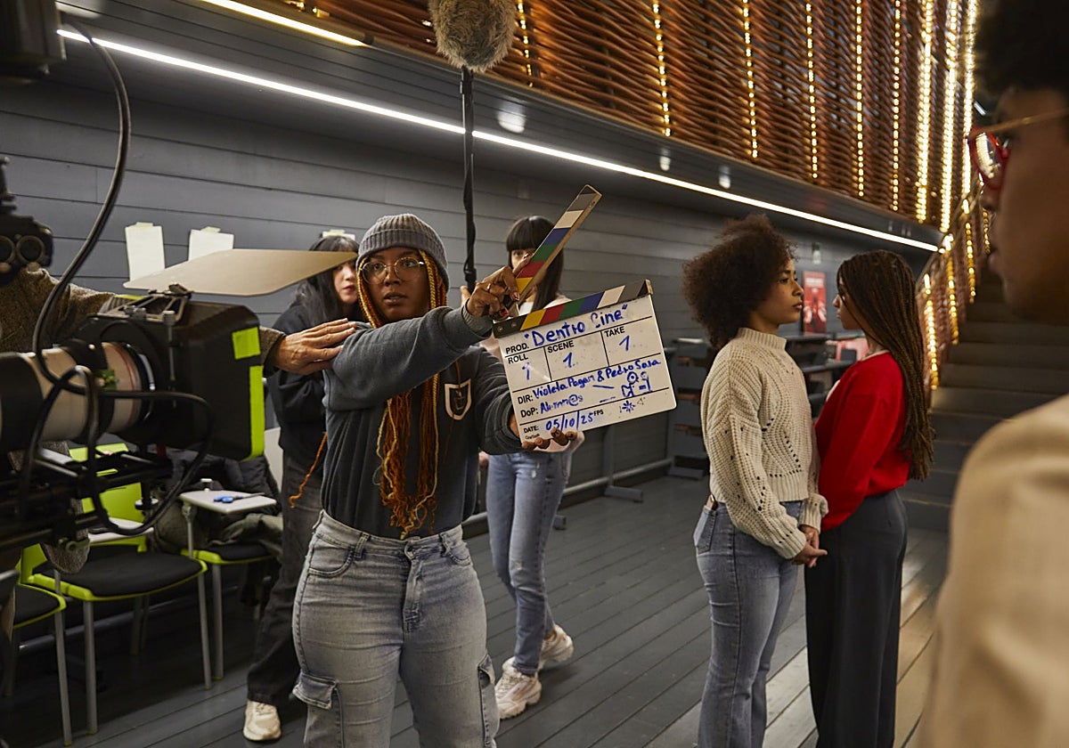 Varios alumnos de la Escuela Dentro Cine trabajan en la producción de un cortometraje, en Cineteca, Matadero