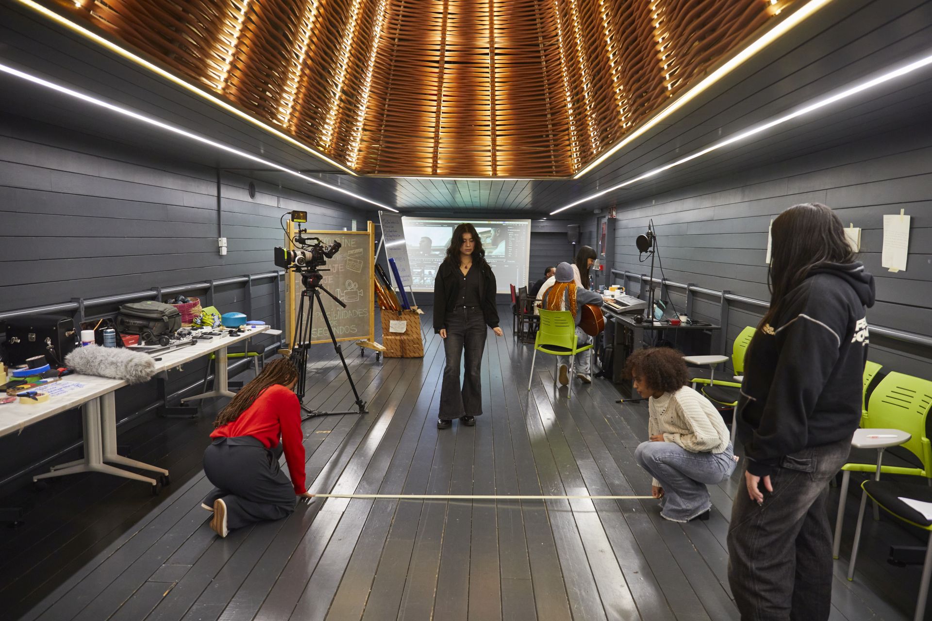 Varias alumnas de la Escuela Dentro Cine en la producción de un cortometraje, en Cineteca, Matadero