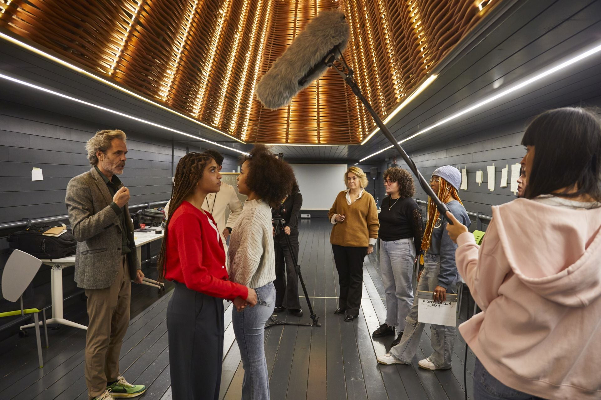 El cineasta y codirector, Pedro Sara, trabaja con varias alumnas de la Escuela Dentro Cine en la producción de un cortometraje, en Cineteca, Matadero. Les visita la delegada del área de Cultura, Turismo y Deporte del Ayuntamiento de Madrid, Marta Rivera de la Cruz