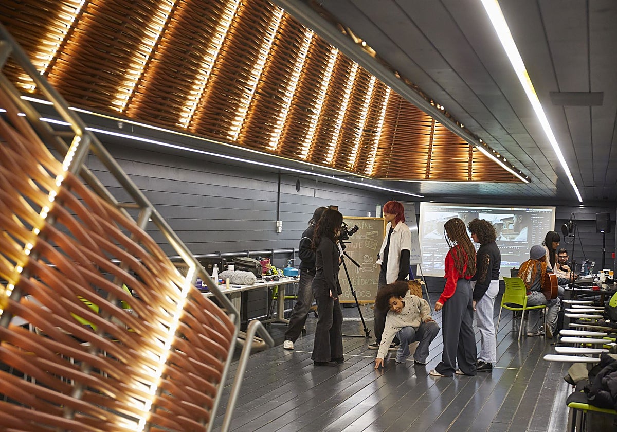 Varios alumnos de la Escuela Dentro Cine trabajan en la producción de un cortometraje, en Cineteca, Matadero