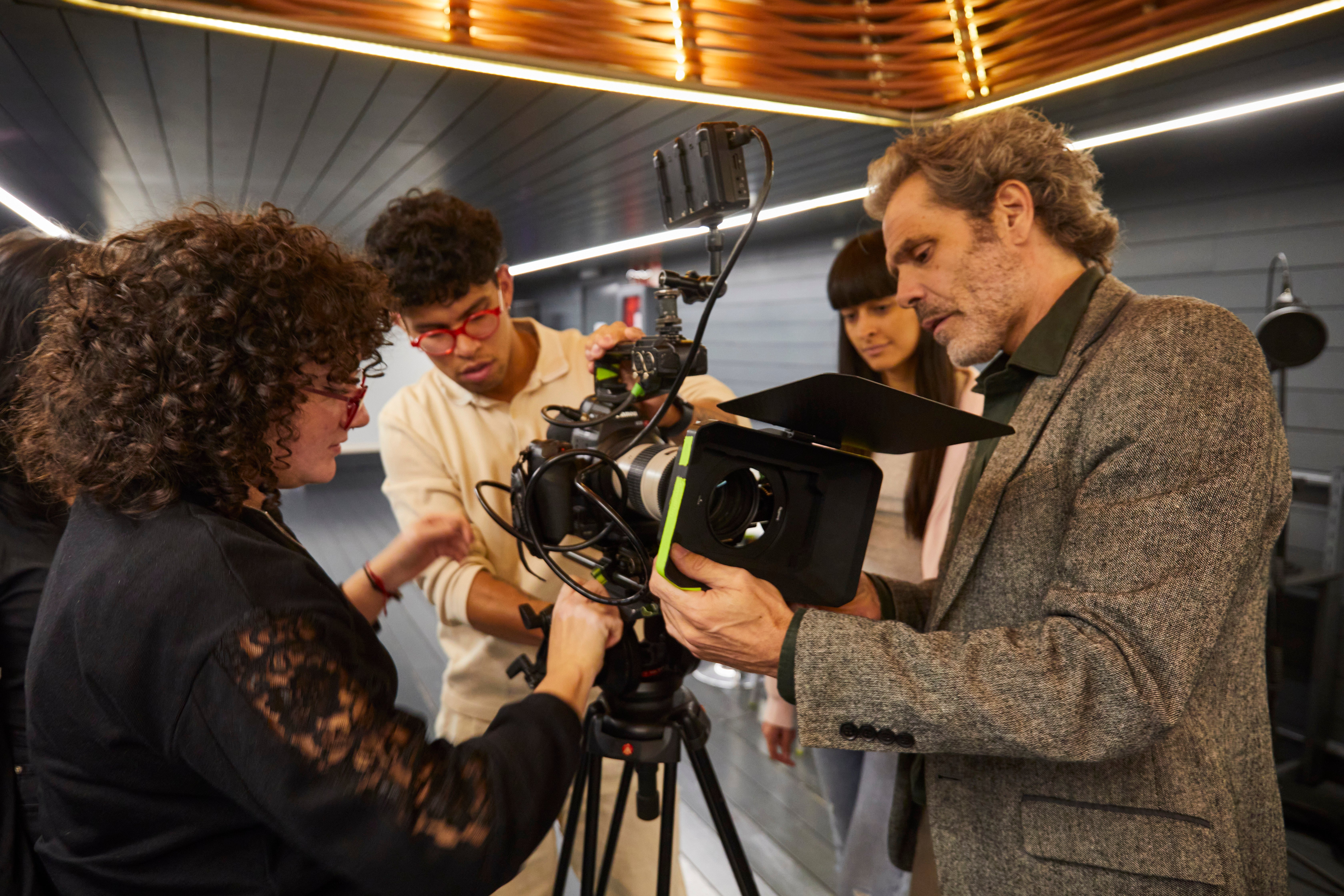 El cineasta y codirector, Pedro Sara, junto a Natalí Morales (22 años) y Fabricio Angulo (25 años)