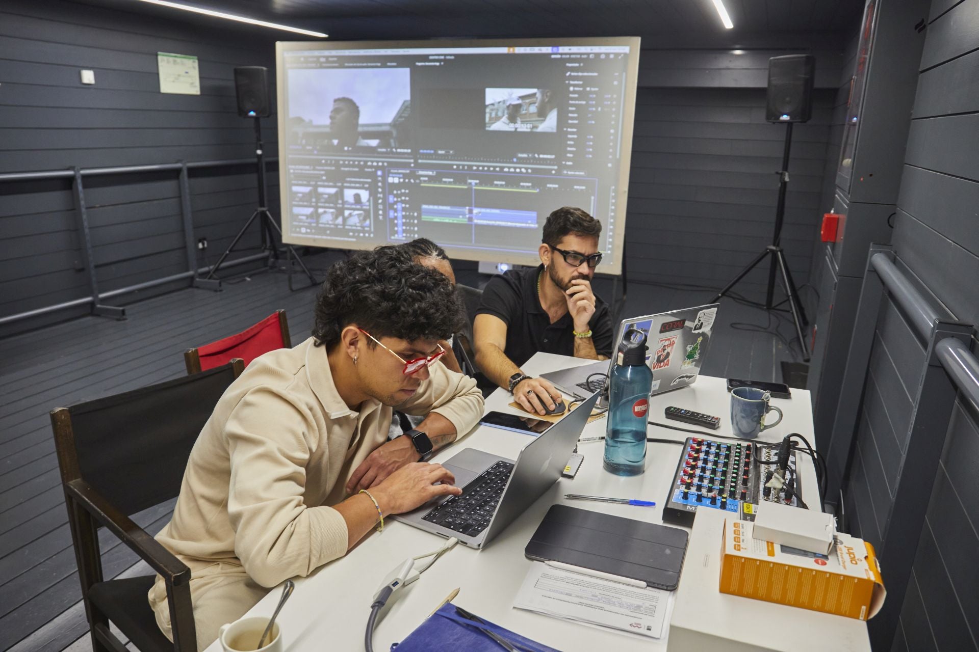 Varios alumnos de la Escuela Dentro Cine en la producción de un cortometraje, en Cineteca, Matadero. En la imagen aparece Fabricio Angulo (25 años) coordinador de esta octava promoción