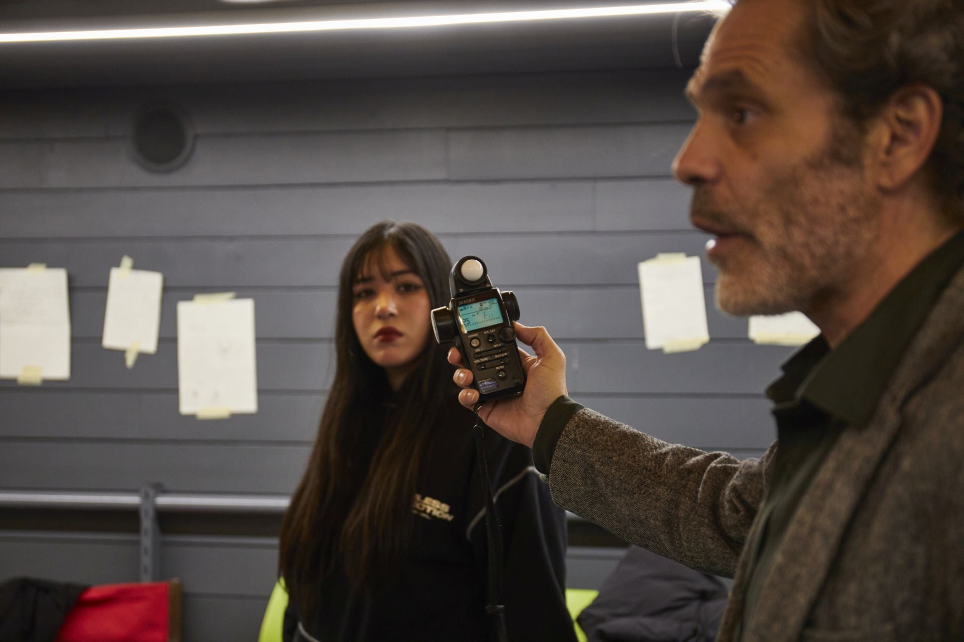 El cineasta y codirector, Pedro Sara, comprueba el sonido junto a una alumna de la Escuelo Dentro Cine