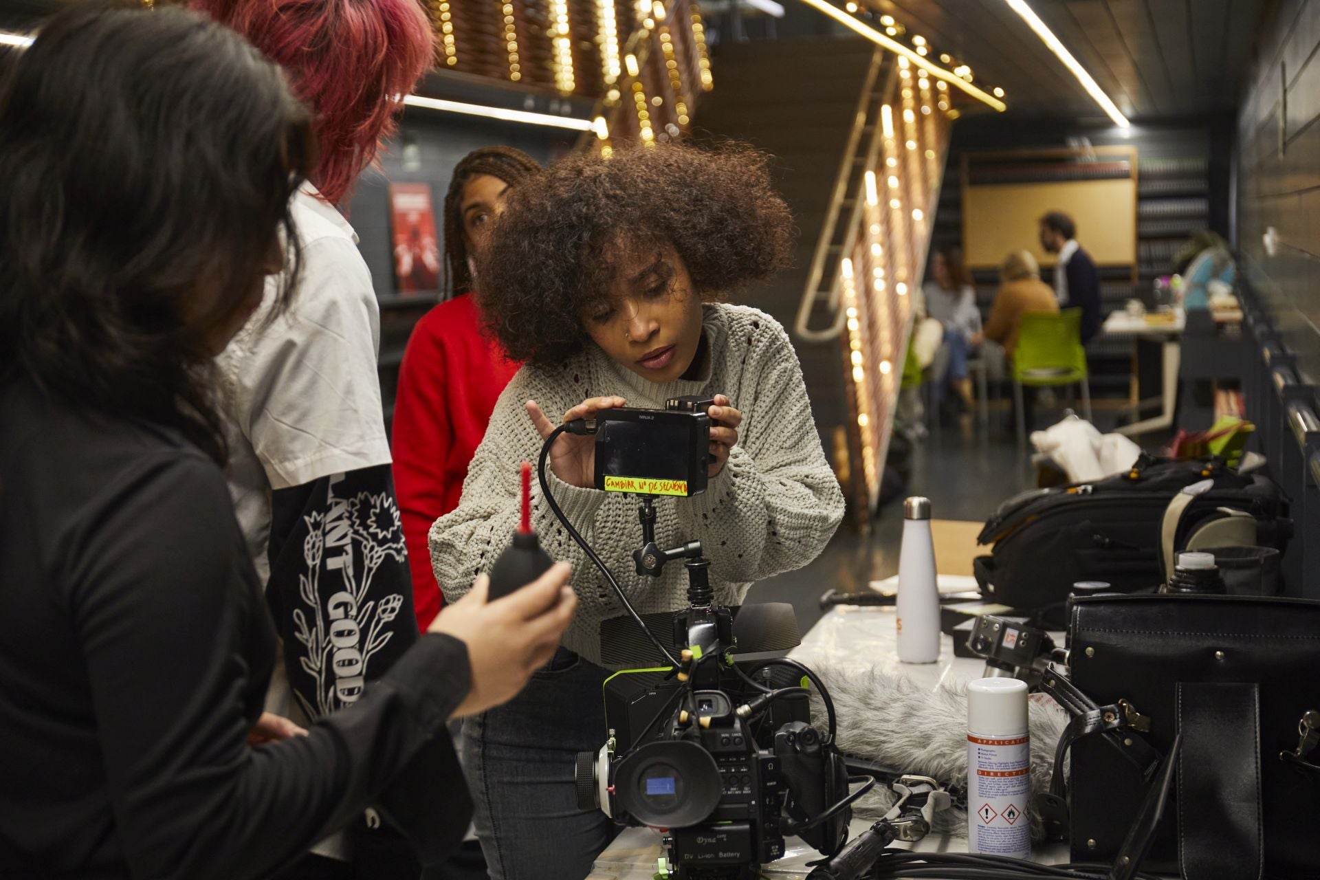 Varias alumnas de la Escuela Dentro Cine en la producción de un cortometraje, en Cineteca, Matadero