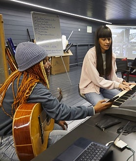 Imagen secundaria 2 - Varios alumnos de la Escuela Dentro Cine trabajan en la producción de un cortometraje, en Cineteca, Matadero. Junto a ellos, el cineasta y codirector, Pedro Sara, y la delegada de Cultura, Turismo y Deporte, Marta Rivera de la Cruz