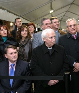 Secondary image 2 - Above these lines are tourists and officials of a historic day in the capital of Castile-La Mancha. 