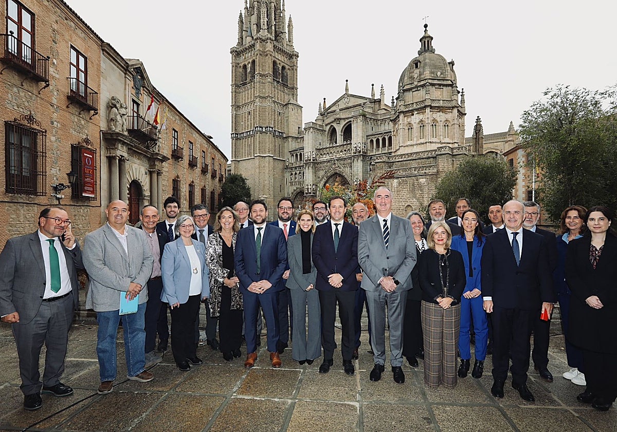 Foto de familia en el balcón del Ayuntamiento de Toledo
