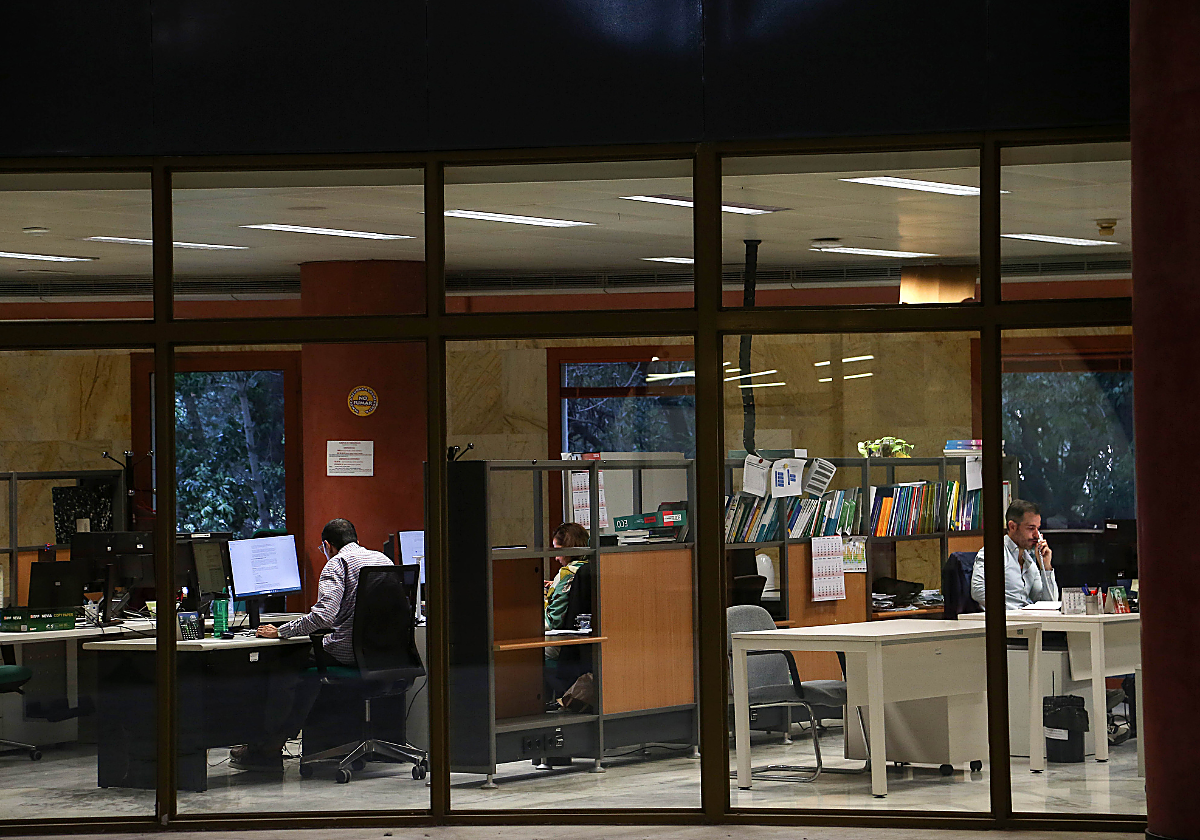 Empleados públicos de la Junta de Andalucía en la sede administrativa de Torretriana, en Sevilla