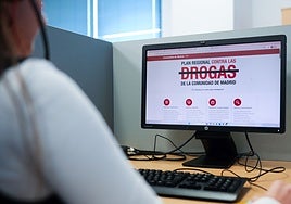 El teléfono contra las drogas de Madrid asiste a 450 usuarios en un año: un tercio son menores de 30 y consultan por cocaína y cannabis
