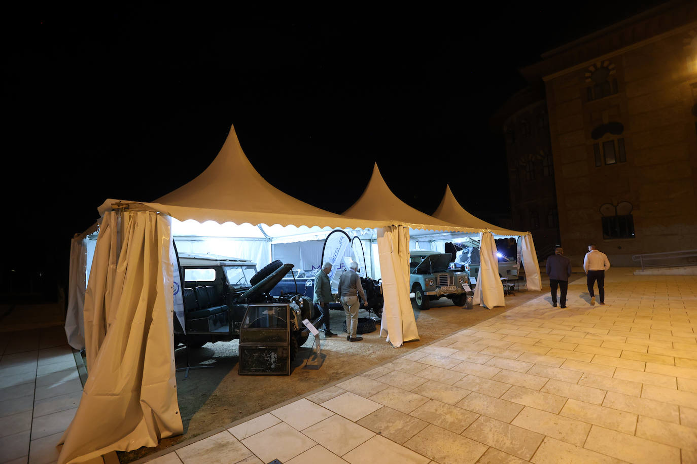 La exposición de coches clásicos en el Rectorado de la Universidad de Córdoba, en imágenes