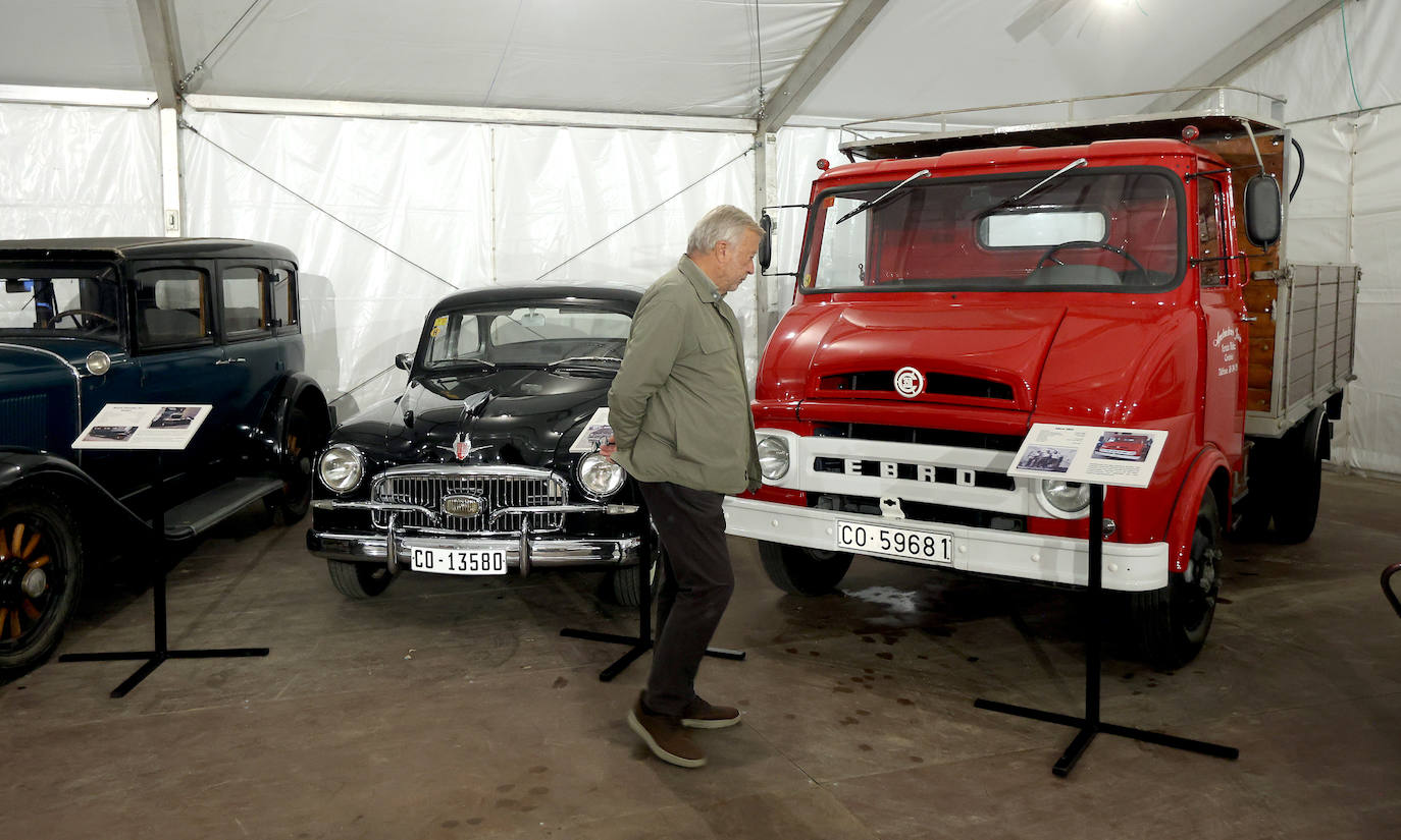 La exposición de coches clásicos en el Rectorado de la Universidad de Córdoba, en imágenes