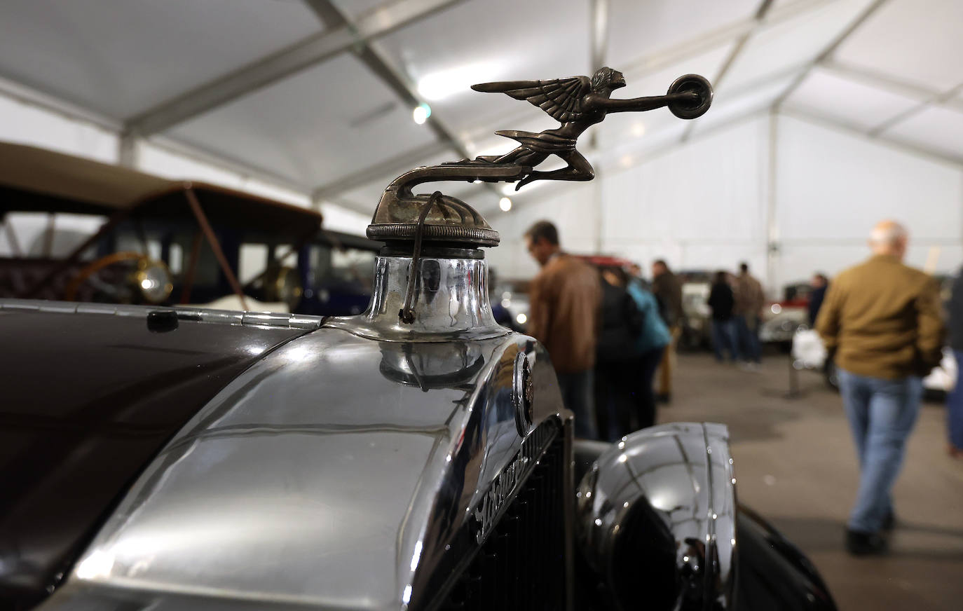 La exposición de coches clásicos en el Rectorado de la Universidad de Córdoba, en imágenes