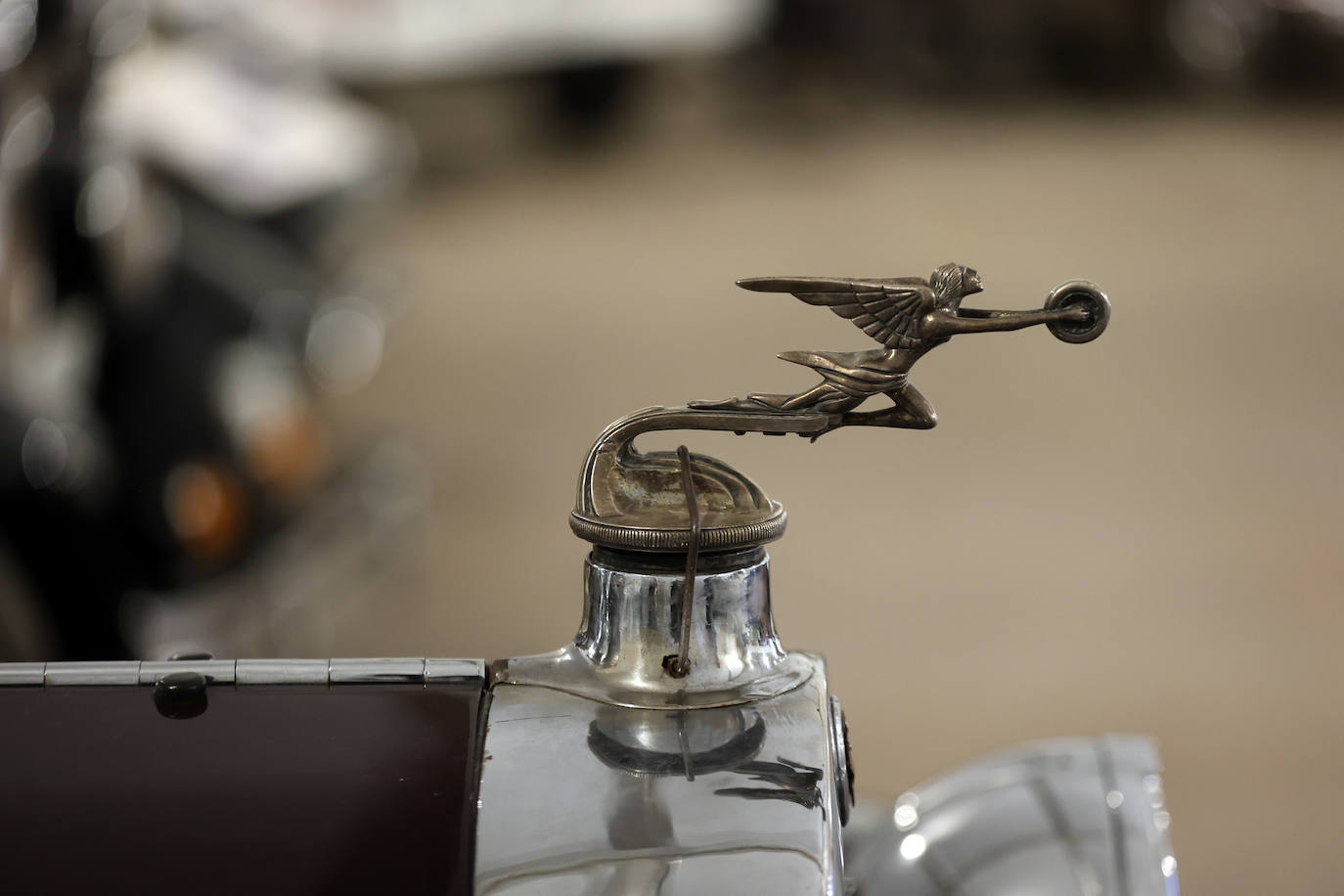 La exposición de coches clásicos en el Rectorado de la Universidad de Córdoba, en imágenes