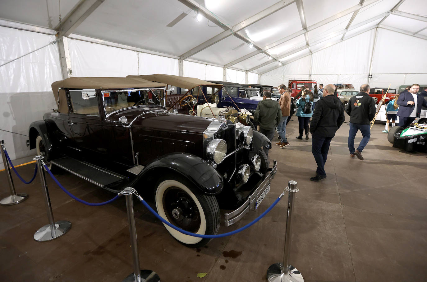 La exposición de coches clásicos en el Rectorado de la Universidad de Córdoba, en imágenes