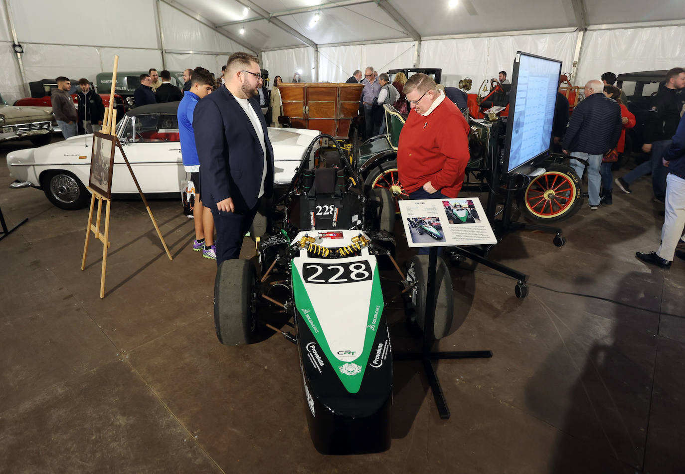 La exposición de coches clásicos en el Rectorado de la Universidad de Córdoba, en imágenes