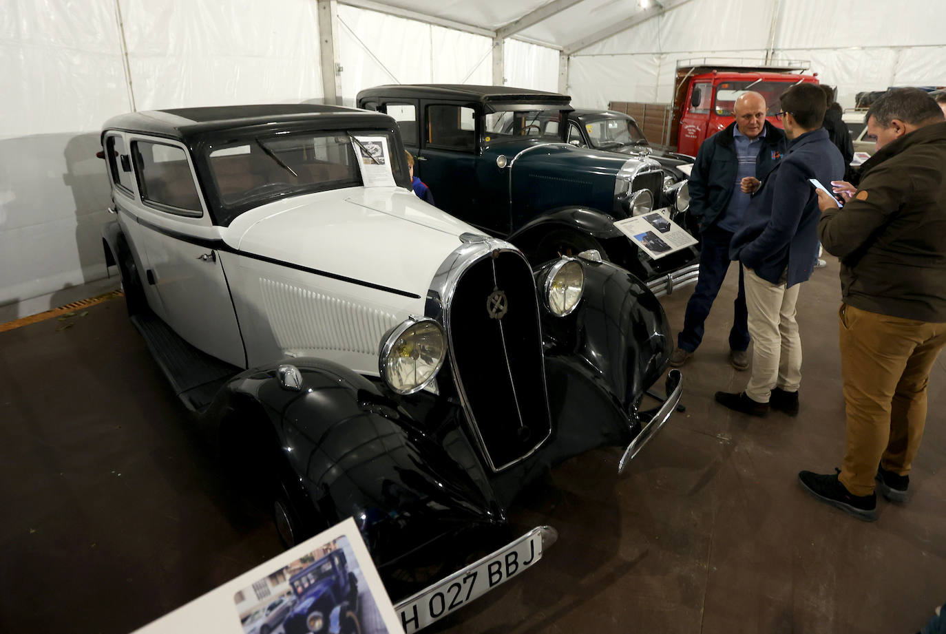 La exposición de coches clásicos en el Rectorado de la Universidad de Córdoba, en imágenes