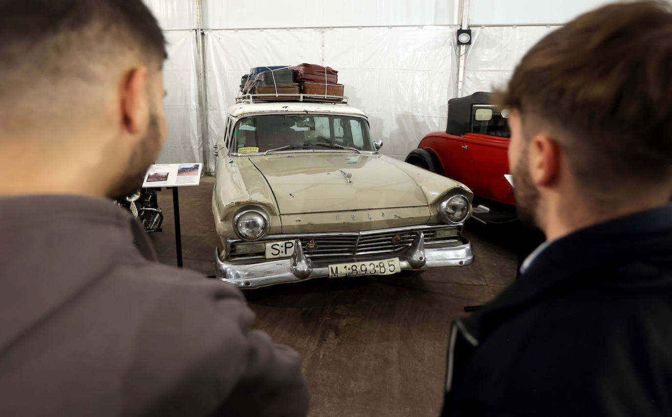 La exposición de coches clásicos en el Rectorado de la Universidad de Córdoba, en imágenes
