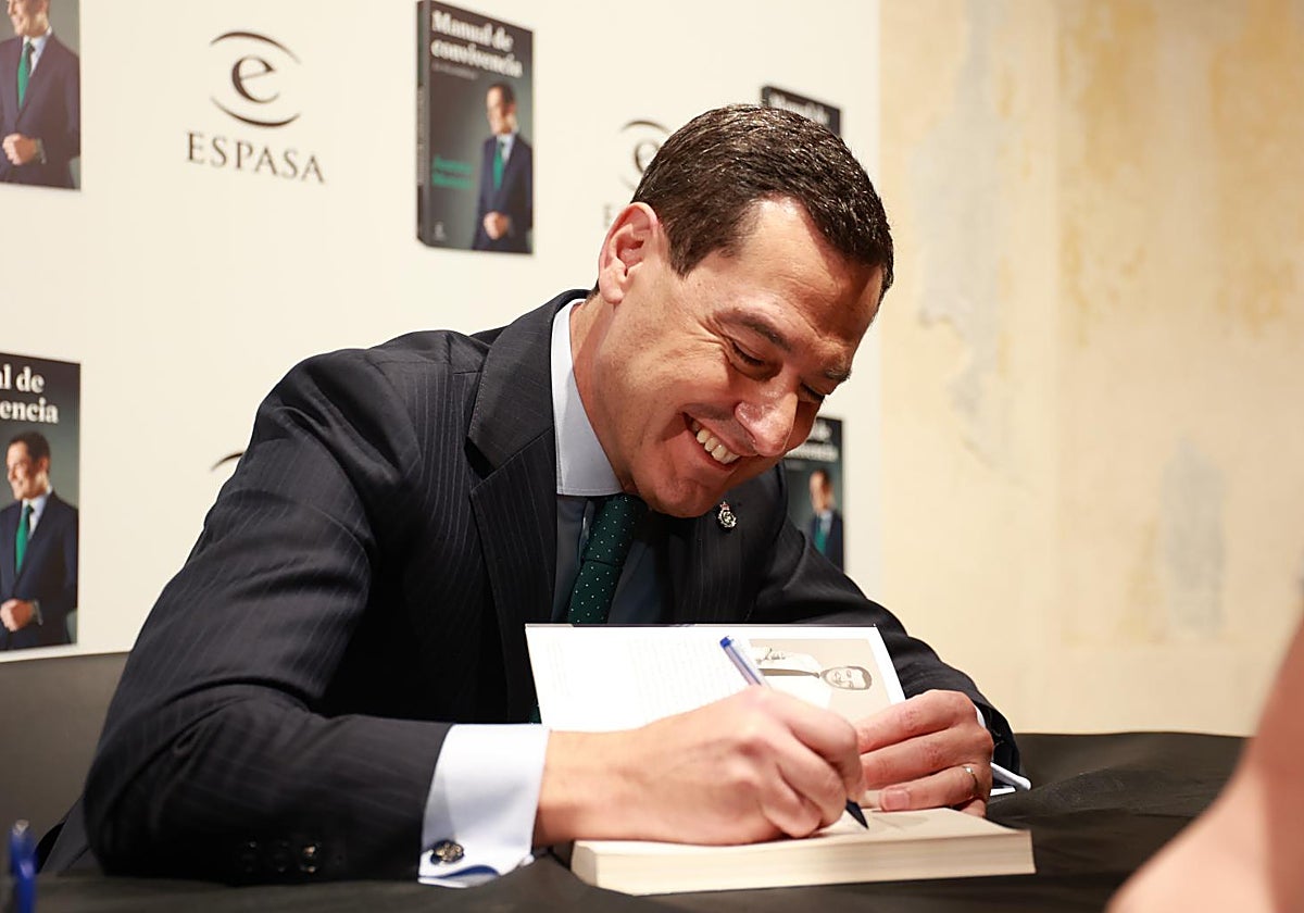 Juanma Moreno durante la presentación de su libro