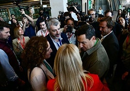 Juanma Moreno bromea al saludar a los líderes regionales de CCOO y UGT: «¿Se ha desconvocado la manifestación?»