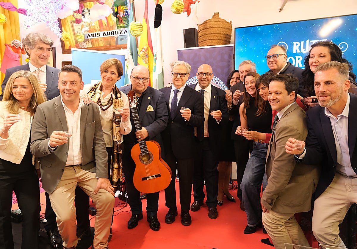 Autoridades brindan en el Museo del Anís de Rute por su campaña navideña