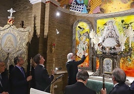 La Matriz de Almonte lleva su simpecado al hospital Virgen del Rocío de Sevilla para la bendición de la nueva capilla