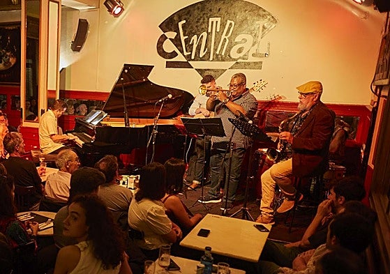 Últimas noches en el Café Central: «El cierre es un golpe bajo»