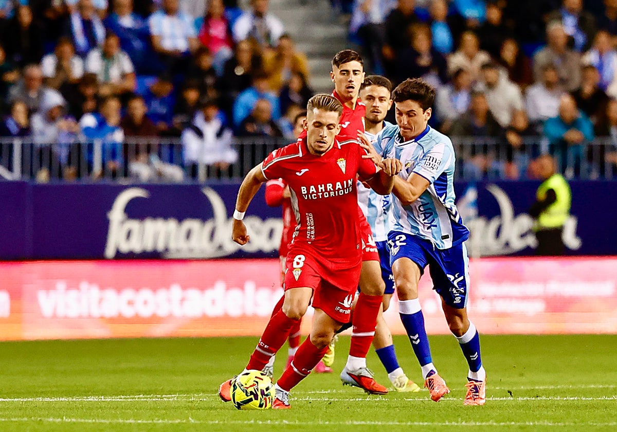 Isma Ruiz realiza un regate ante un defensor del Málaga