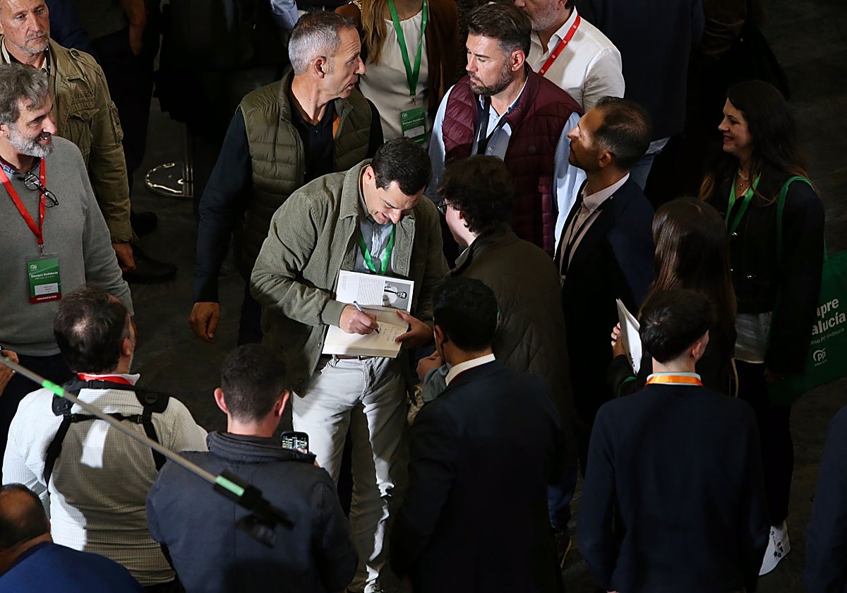 Juanma Moreno ayer firmando libros durante el congreso del PP-A