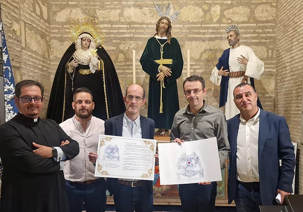 El párroco y consiliario, junto a los donantes y el orfebre Emilio León, ante los titulares de la Bondad
