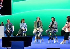 El arte de convivir de Andalucía «derriba muros» y teje «esas redes familiares que hay que proteger entre todos»