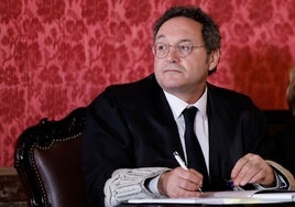 El fiscal general del Estado, Álvaro García Ortiz, toma notas al inicio del juicio