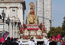 Promesas a la Almudena entre flores, mantillas y crema pastelera