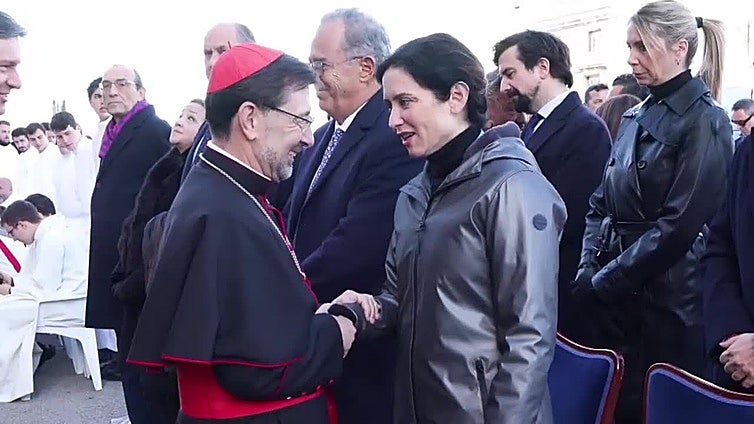 Ayuso abandona en ambulancia la misa de La Almudena por una "leve  indisposición"